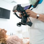 Camara reflex con objetivo macro y flash de dos antorchas en un curso de fotografia dental