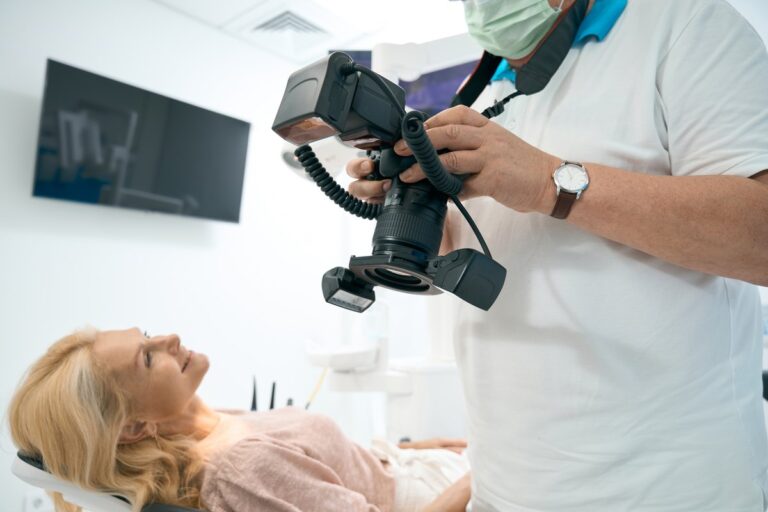Camara reflex con objetivo macro y flash de dos antorchas en un curso de fotografia dental